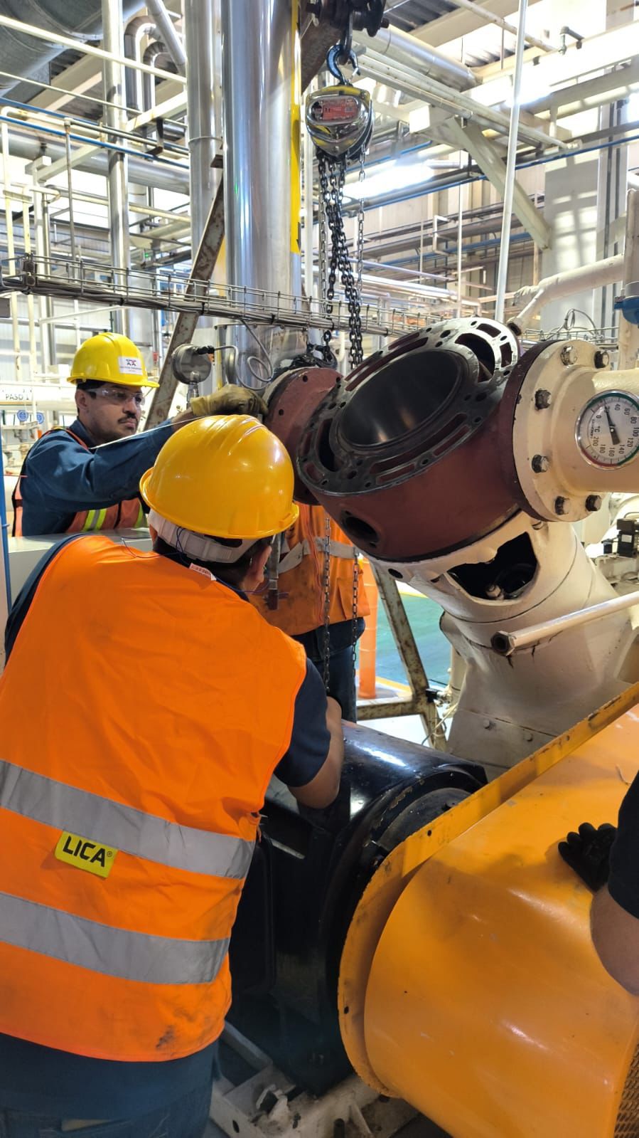 Técnico AirPressor trabajando en compresor industrial